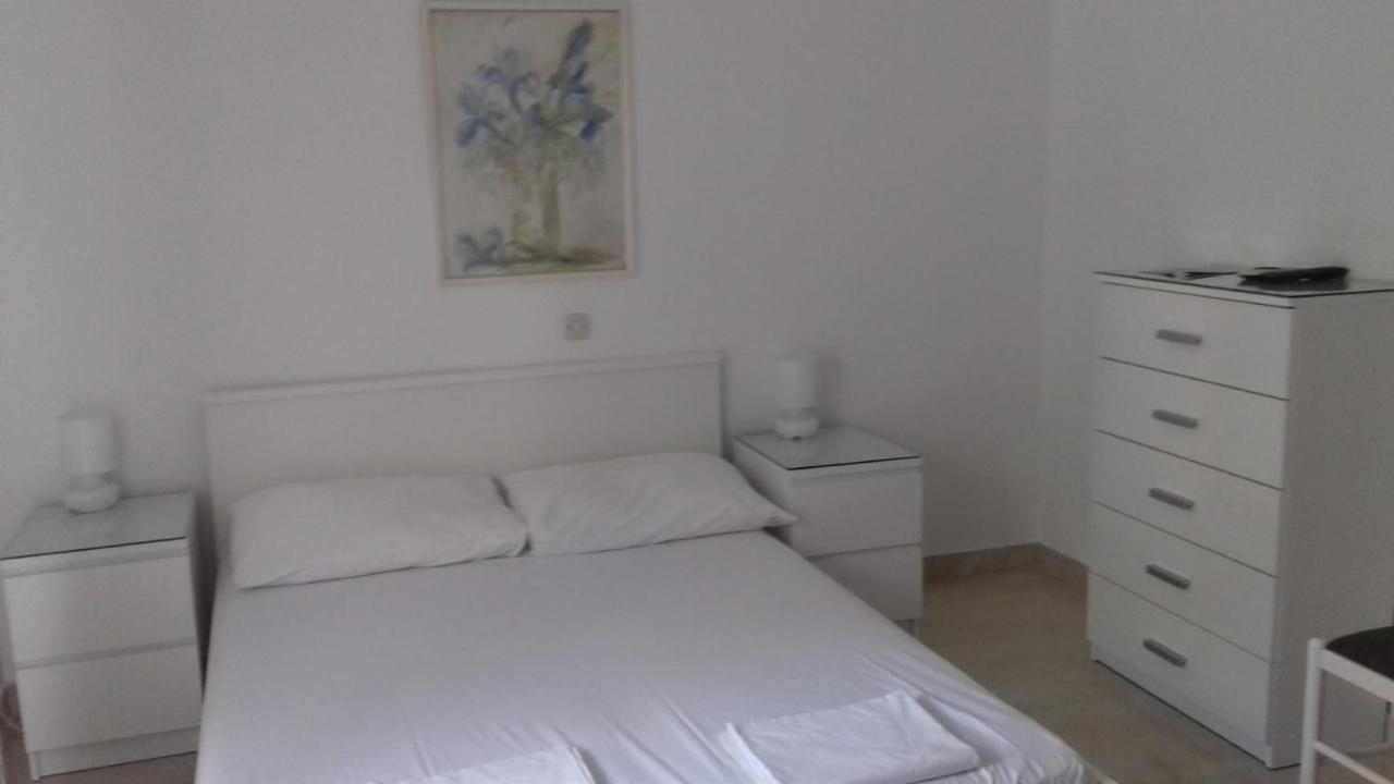 Apartments Lara Podgora Bagian luar foto