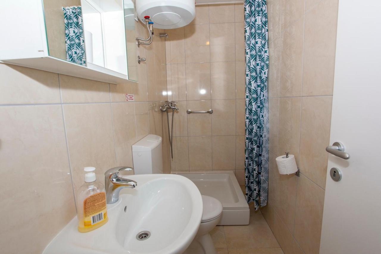 Apartments Lara Podgora Bagian luar foto