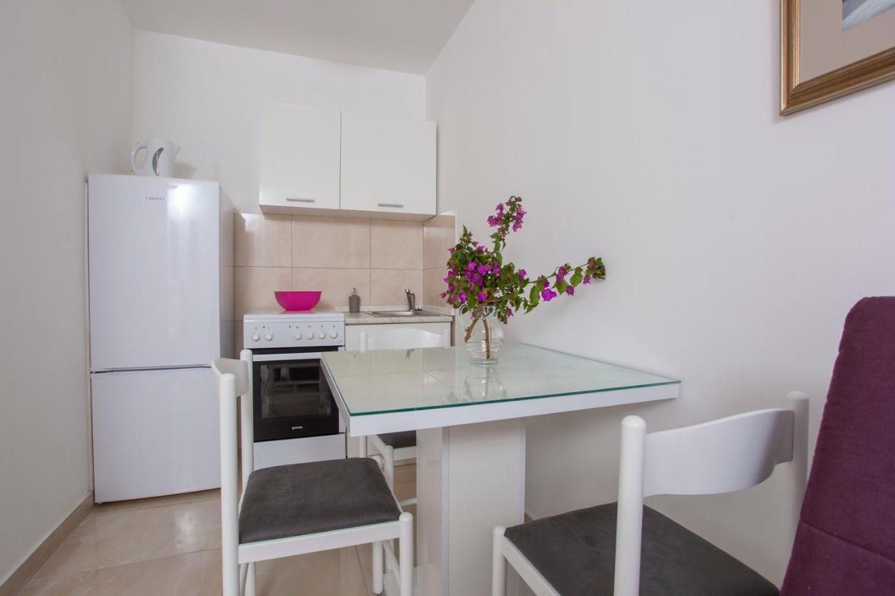 Apartments Lara Podgora Bagian luar foto