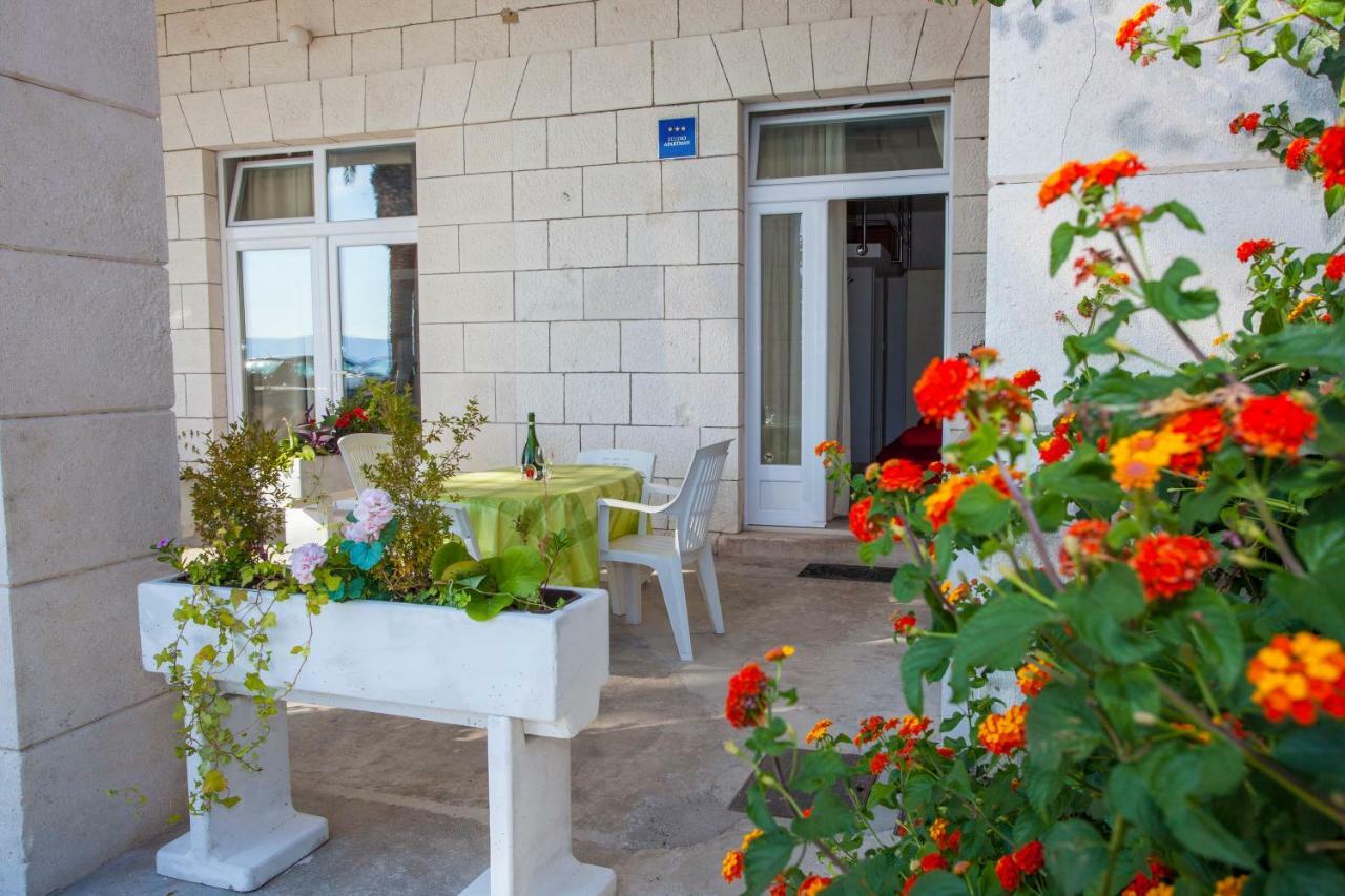 Apartments Lara Podgora Bagian luar foto