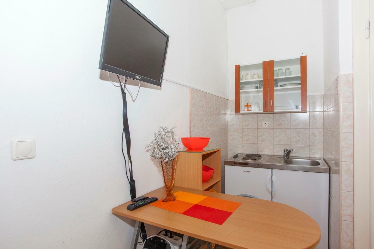Apartments Lara Podgora Bagian luar foto