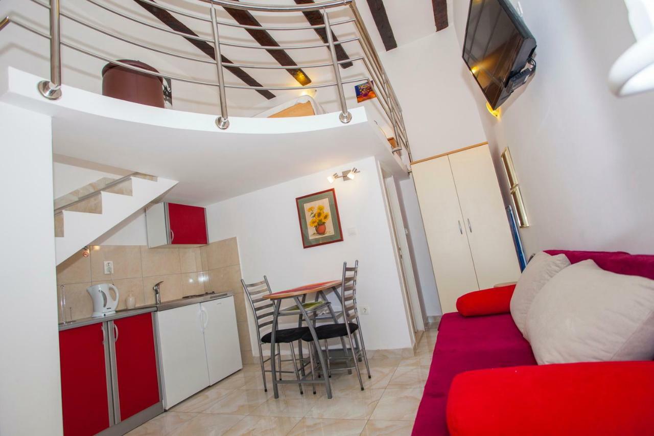 Apartments Lara Podgora Bagian luar foto