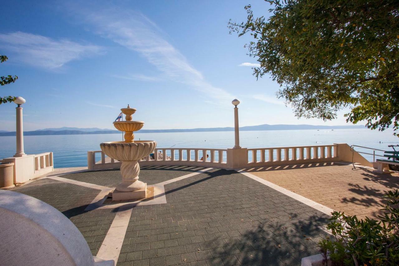 Apartments Lara Podgora Bagian luar foto
