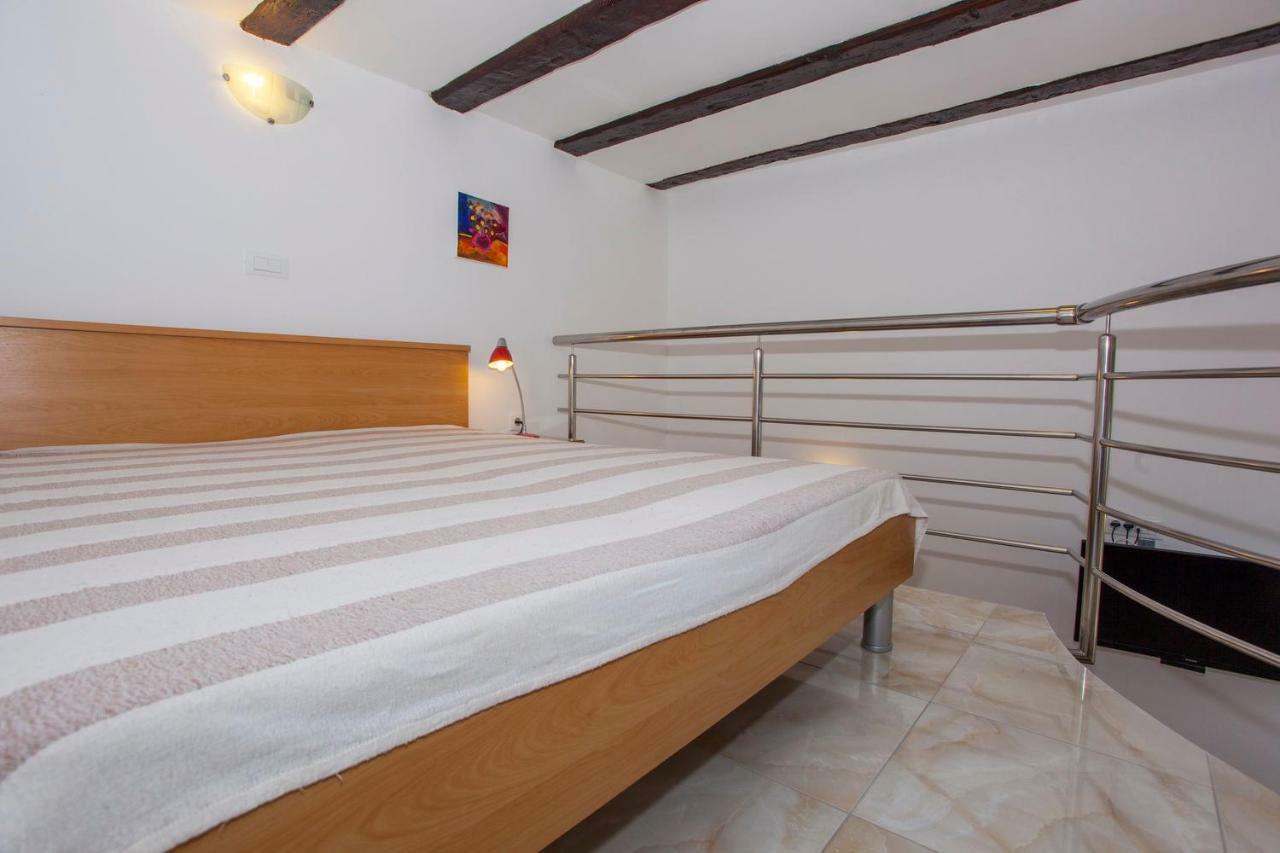 Apartments Lara Podgora Bagian luar foto