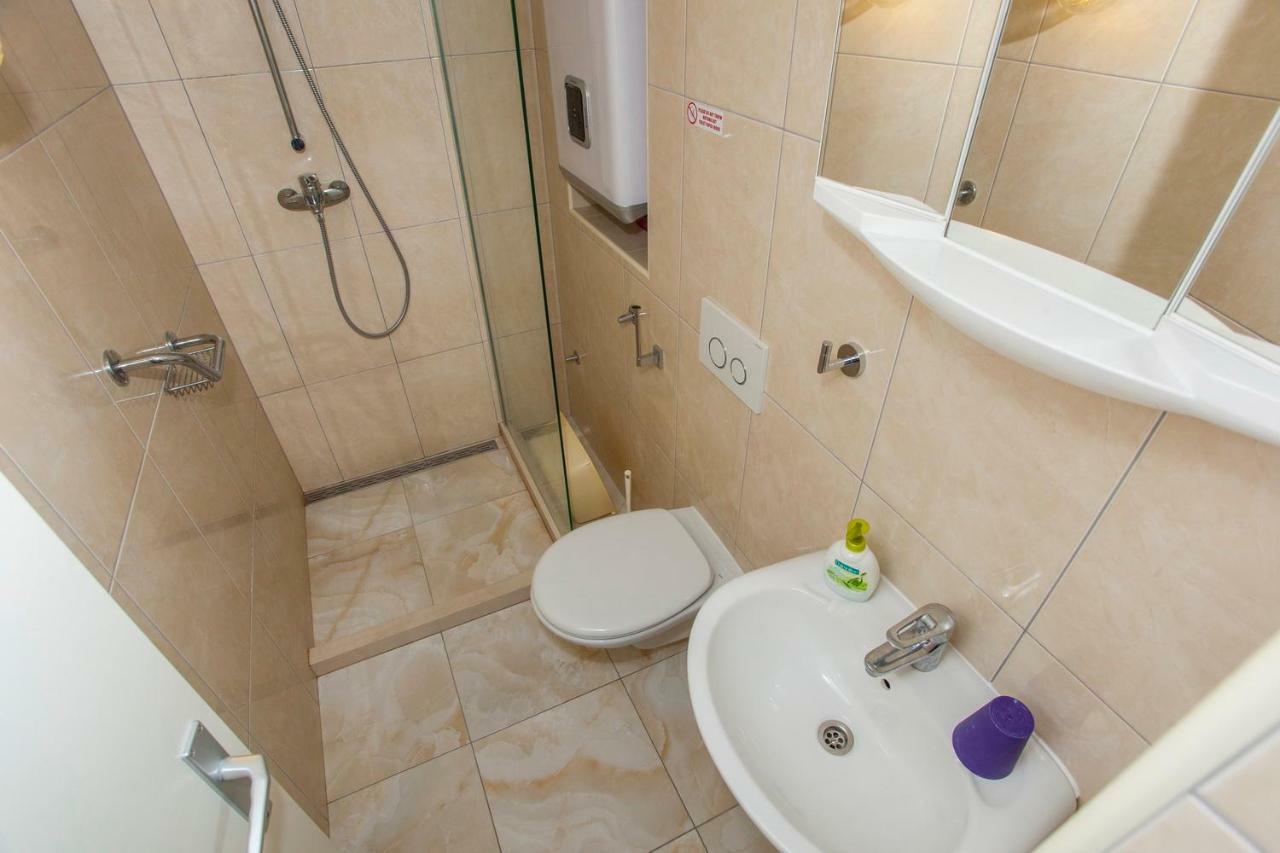 Apartments Lara Podgora Bagian luar foto